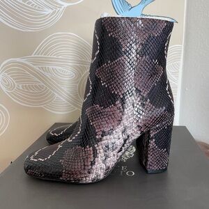 VINCE CAMUTO Women's Dannia Square-Toe Size 8